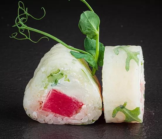 Ролл С тунцом в рисовой бумаге с руколой