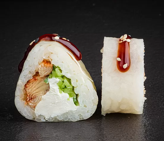 Ролл С угрем в рисовой бумаге