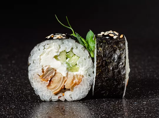 Норимак с угрем и огурцом