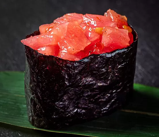 Гункан с тунцом спайси