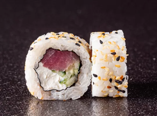Ролл с тунцом и огурцом