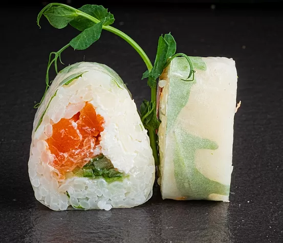 Ролл С лососем в рисовой бумаге с руколой