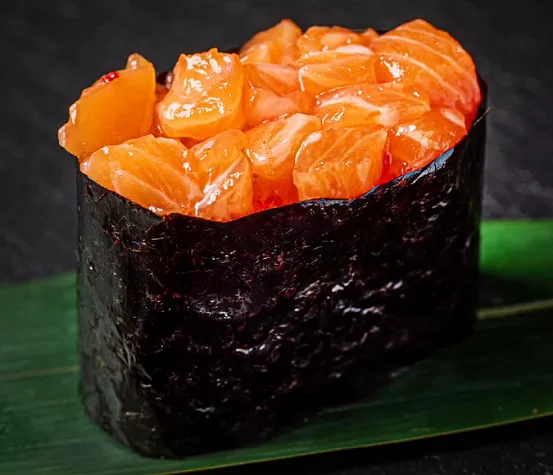 Гункан с лососем спайси